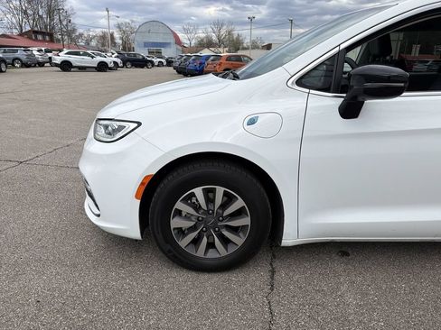 Used 2024 Chrysler Pacifica Limited FWD image 9