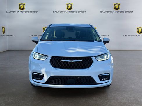 Used 2023 Chrysler Pacifica Touring-L image 8