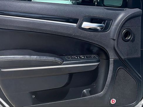 Used 2018 Chrysler 300 S w/ 300S Premium Group RWD image 21