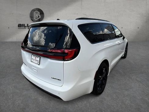 Used 2024 Chrysler Pacifica Limited w/ Uconnect Theater Family Group FWD image 5