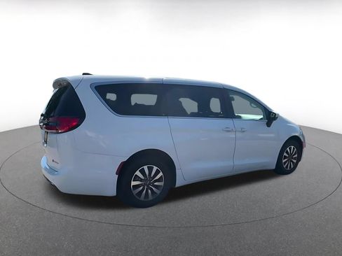 Used 2023 Chrysler Pacifica Touring-L FWD image 11