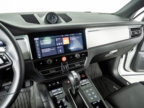 Certified 2026 Porsche Macan AWD/4WD image 13