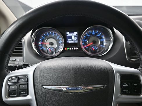 Used 2013 Chrysler Town & Country Touring-L w/ Driver Convenience Group FWD image 15