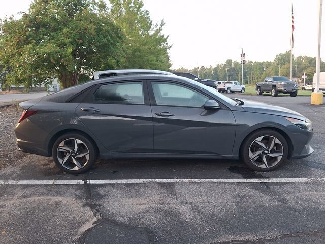 Used 2023 Hyundai Elantra SEL w/ Convenience Package FWD image 4