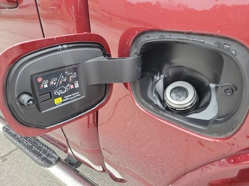 Used 2019 RAM 1500 Laramie image 31