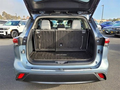 Used 2021 Toyota Highlander Limited image 11