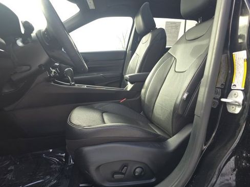 Certified 2025 Jeep Compass Limited w/ High Altitude Package image 9