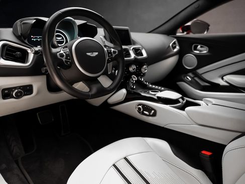 Used 2023 Aston Martin V8 Vantage Coupe RWD image 2
