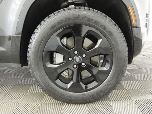 Used 2024 Land Rover Defender 110 X-Dynamic SE image 32
