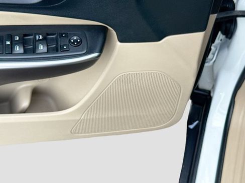 Used 2019 Jeep Cherokee Latitude w/ Popular Appearance Group FWD image 18