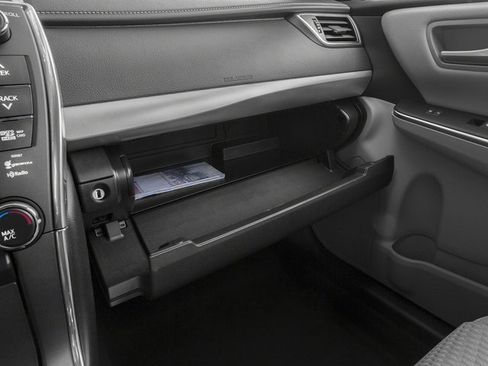 Used 2017 Toyota Camry XSE image 18