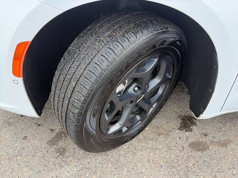 Used 2024 Chrysler Pacifica Limited FWD image 17