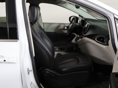 Used 2024 Chrysler Pacifica Touring-L image 24