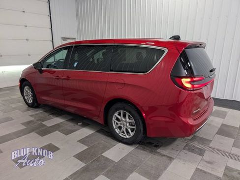 Used 2025 Chrysler Pacifica Select FWD image 2