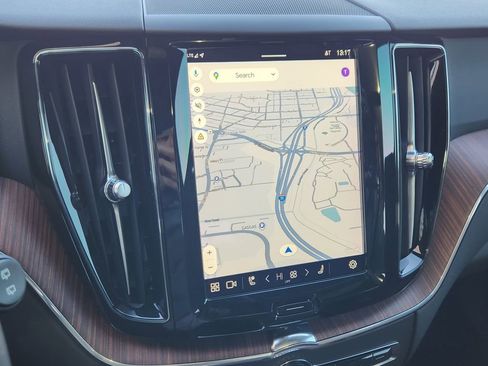 Used 2023 Volvo XC60 B5 Plus image 7