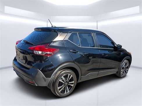 Used 2020 Nissan Kicks SV image 3