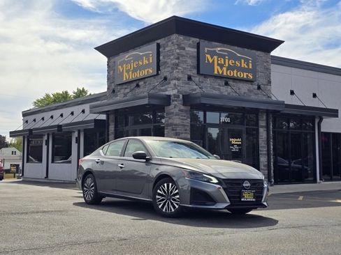 Used 2024 Nissan Altima 2.5 SV image 1