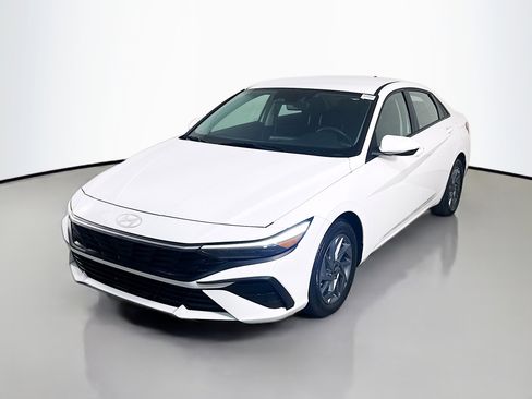 Used 2024 Hyundai Elantra SEL FWD image 4