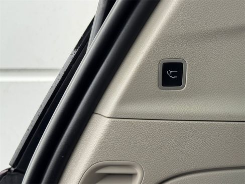 Used 2022 Chrysler Pacifica Touring-L w/ Uconnect Theater Family Group image 27