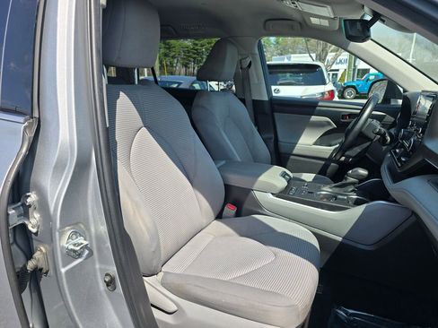 Used 2022 Toyota Highlander LE FWD image 12