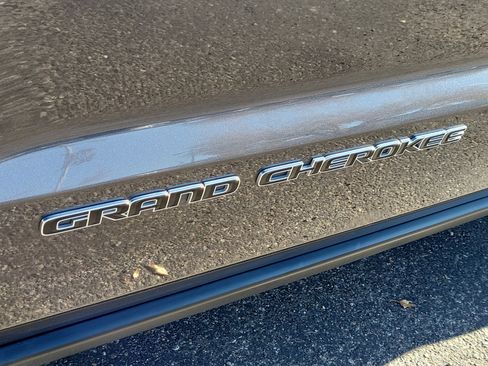 Used 2021 Jeep Grand Cherokee Laredo image 25