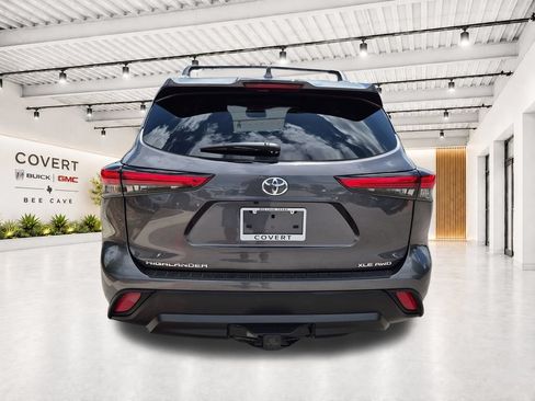 Used 2023 Toyota Highlander XLE AWD/4WD image 10