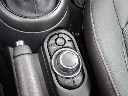 Used 2023 MINI Cooper 4-Door Hardtop w/ Multitone Edition image 25