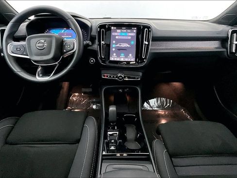 Certified 2025 Volvo XC40 B5 Plus AWD/4WD image 19