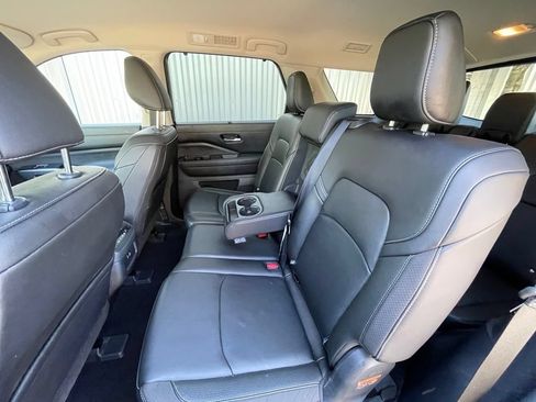Used 2025 Nissan Pathfinder SL AWD/4WD image 26