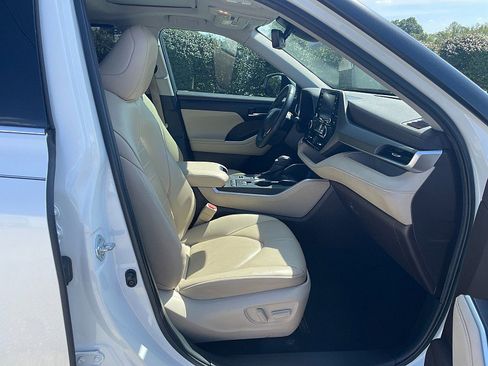 Used 2022 Toyota Highlander XLE image 30