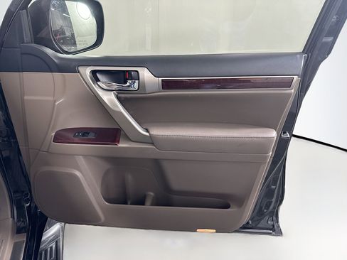 Used 2018 Lexus GX 460 image 34