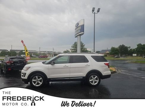 Used 2017 Ford Explorer XLT w/ Equipment Group 202A AWD/4WD image 1