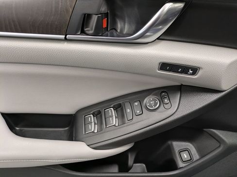 Used 2018 Honda Accord Touring image 9
