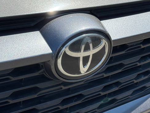 Used 2020 Toyota RAV4 LE FWD image 4