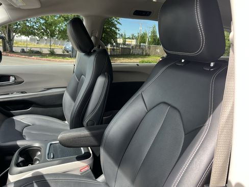 Used 2024 Chrysler Pacifica Touring-L FWD image 18