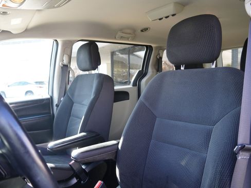 Used 2017 Dodge Grand Caravan SE w/ UConnect Hands-Free Group image 21