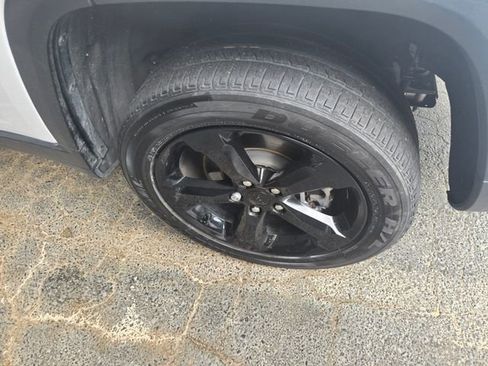 Used 2023 Jeep Grand Cherokee L Laredo image 22