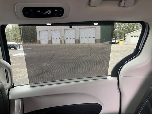 Used 2023 Chrysler Pacifica Touring-L image 15