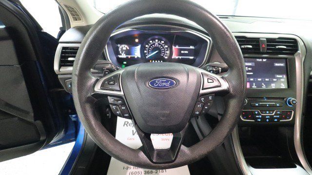 Used 2017 Ford Fusion SE w/ Fusion SE Technology Package FWD image 18