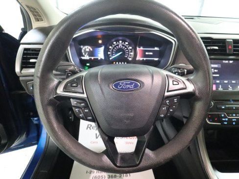 Used 2017 Ford Fusion SE w/ Fusion SE Technology Package FWD image 18