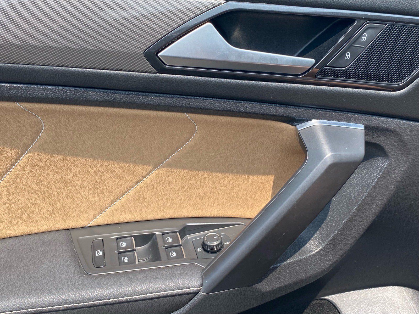 Certified 2023 Volkswagen Tiguan SE w/ Panoramic Sunroof Package AWD/4WD image 19