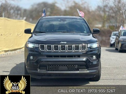 Used 2024 Jeep Compass Latitude AWD/4WD image 2