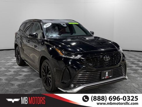 Used 2023 Toyota Highlander XLE AWD/4WD image 1