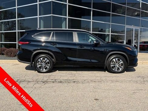Used 2023 Toyota Highlander XLE AWD/4WD image 2