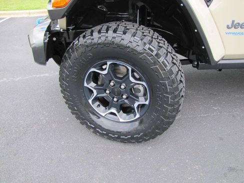 Used 2022 Jeep Wrangler Unlimited Rubicon 4xe w/ Cold Weather Group AWD/4WD image 24