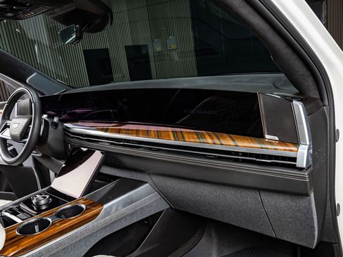 Used 2025 Cadillac Escalade ESV Sport Platinum w/ LPO, ONYX Package image 18