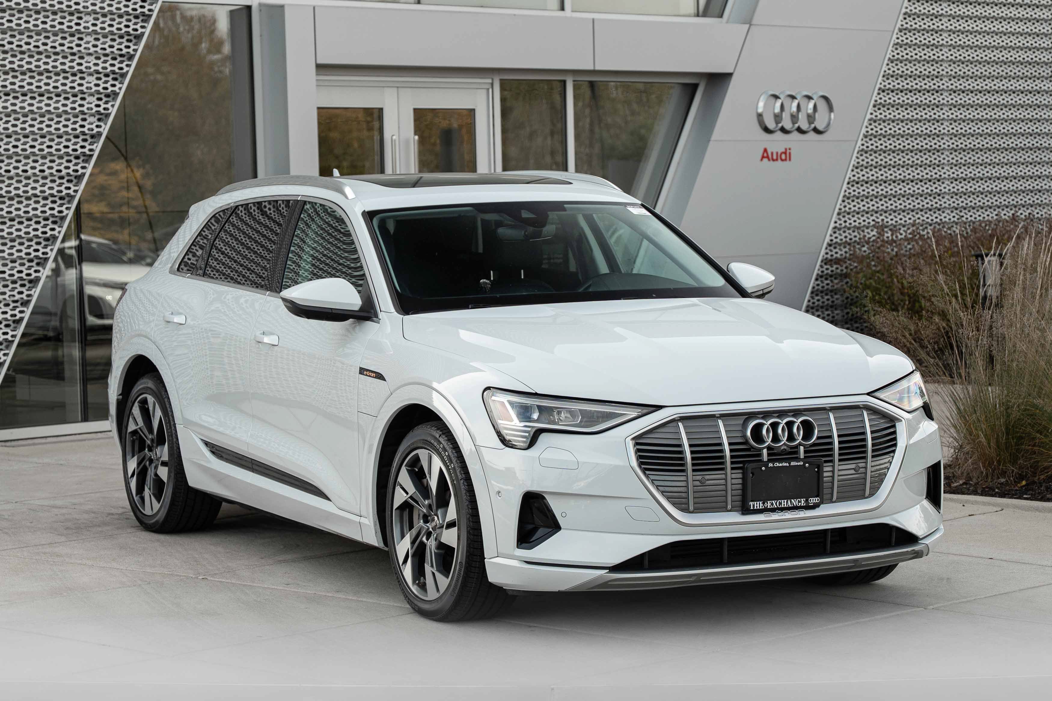 Certified 2023 Audi e-tron Premium Plus w/ Premium Plus Package AWD/4WD image 2