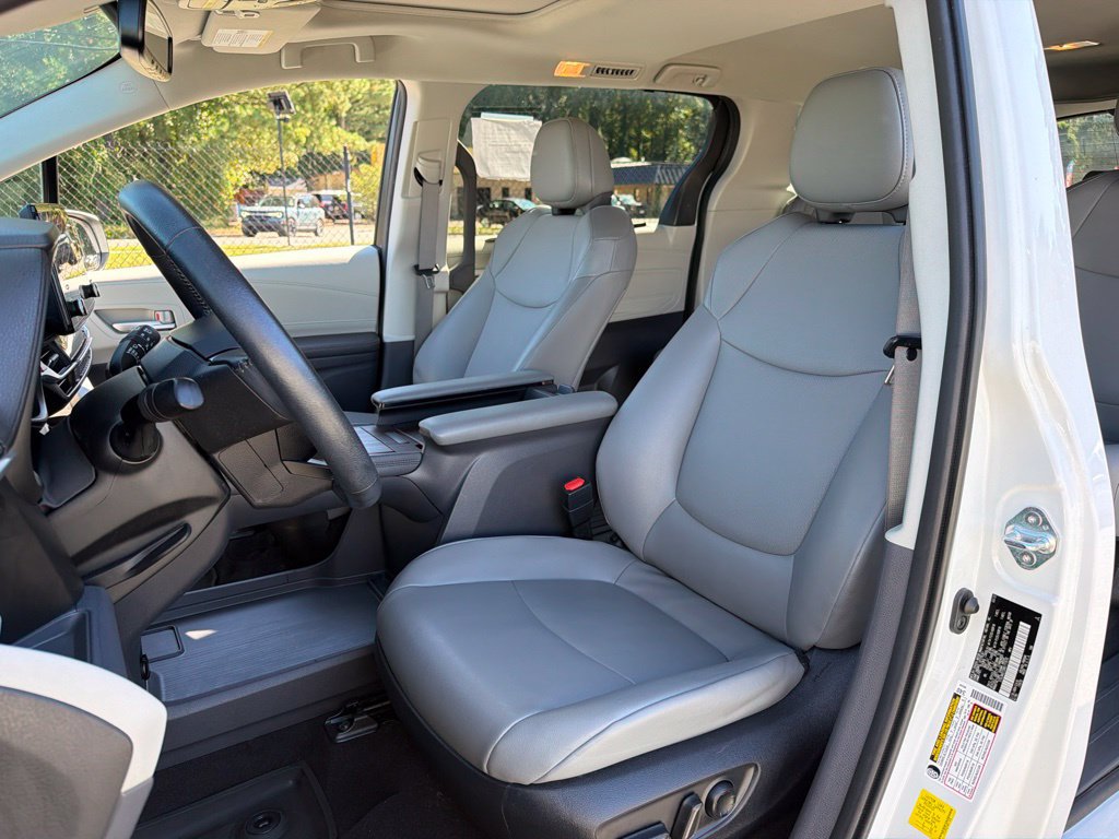 Used 2022 Toyota Sienna XLE w/ XLE Plus Package FWD image 19