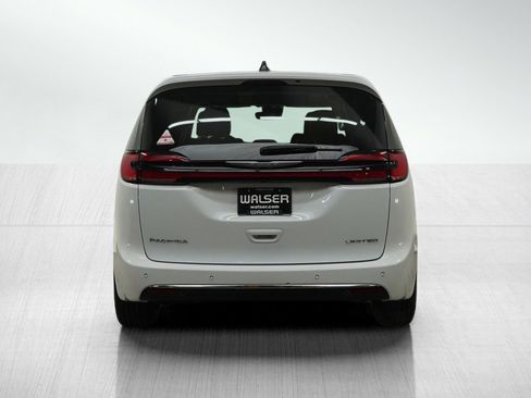 Used 2024 Chrysler Pacifica Limited FWD image 5