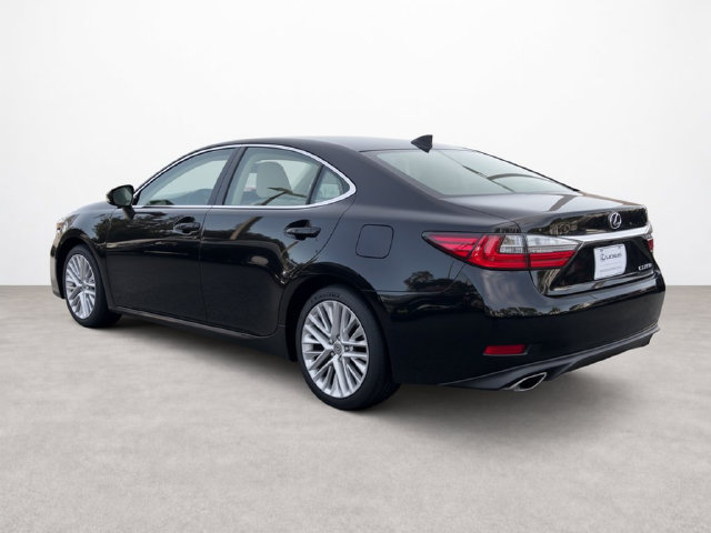 Used 2017 Lexus ES 350 w/ Ultra Luxury Package FWD image 3